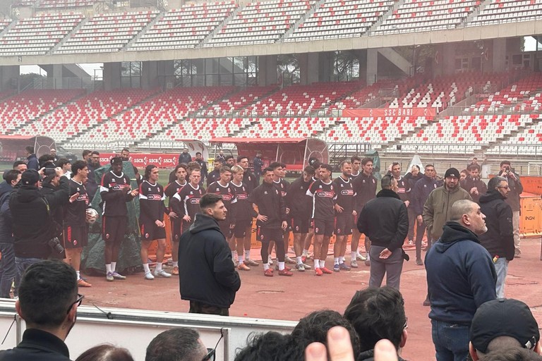 Gli ultras incitano la squadra. <span>Foto Alessandro Raimondi</span>