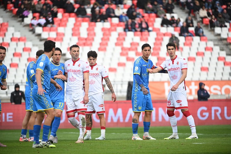Il Bari sparisce nel secondo tempo e la Carrarese passeggia al San Nicola