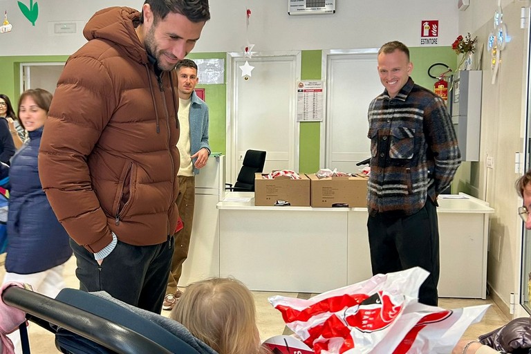 Calciatori del Bari in visita all'Oncologia Pediatrica del Policlinico