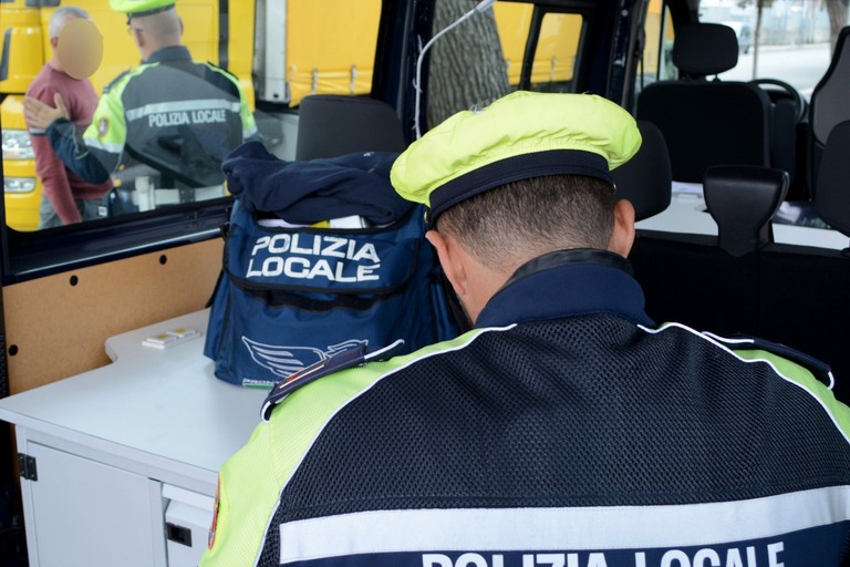 Sicurezza stradale, controlli sui mezzi pesanti: 32 violazioni accertate