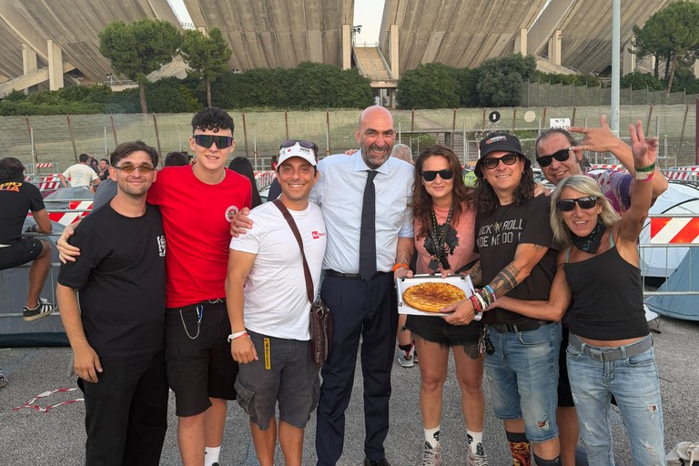 Il sindaco di Bari offre il calzone ai fan di Vasco. <span>Foto Staff sindaco</span>