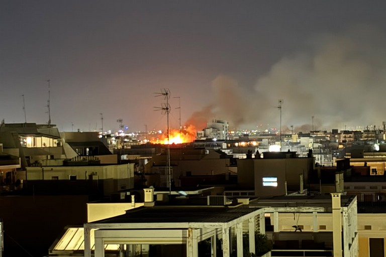 Incendio Bari. <span>Foto Anna Verzicco</span>