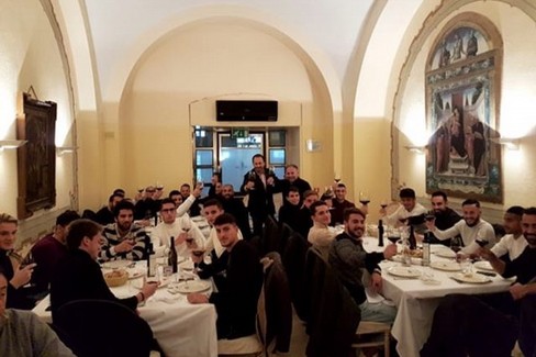 La SSC Bari a cena al ristorante. <span>Foto SSC Bari </span>