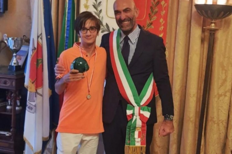 Samuel Stripoli premiato dal sindaco Vito Leccese