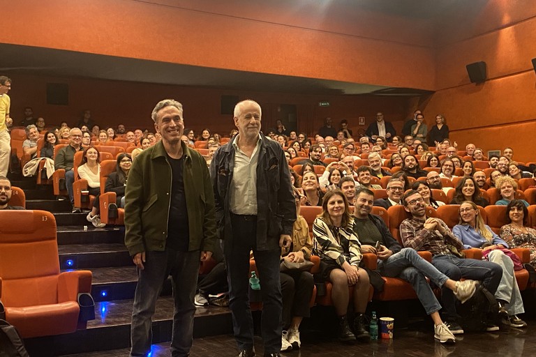 Il selfie di Toni Servillo e il regista Grassadonia con il pubblico. <span>Foto Rosanna Luise</span>