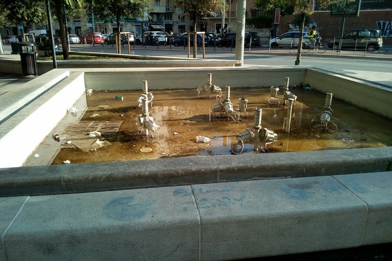 Immondizia nella fontana di Viale della Repubblica