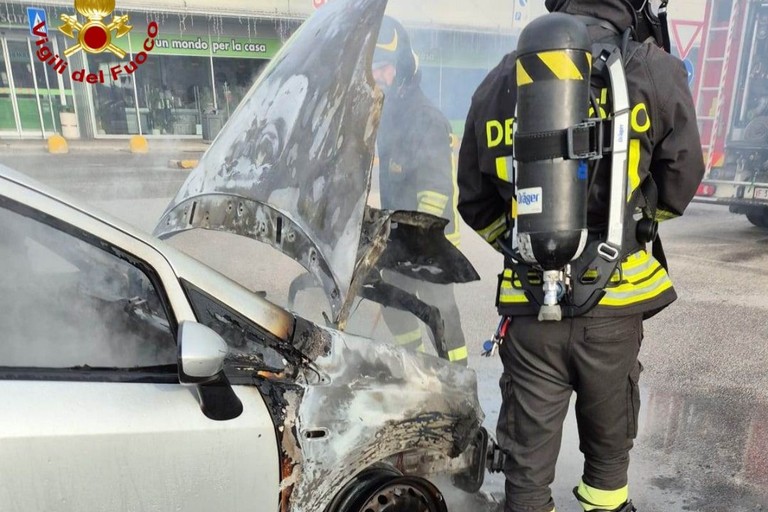 Auto in fiamme nel parcheggio del Barimax, intervengono i Vigili del Fuoco