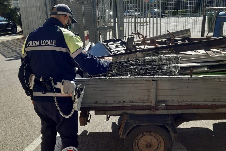 LApeCar fermata dalla polizia locale