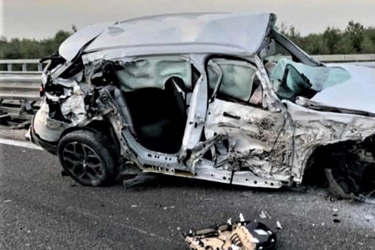 bari grave incidente in tangenziale codice rosso per l autista di un suv