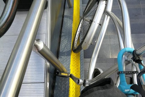 La bici bloccata nel sottopasso. <span>Foto Facebook Milena Ianigro</span>
