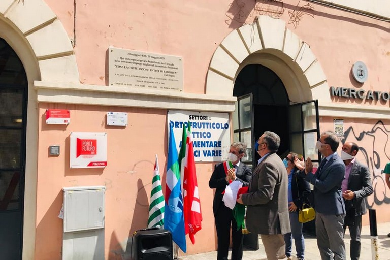 La cerimonia per la targa alla Manifattura Tabacchi