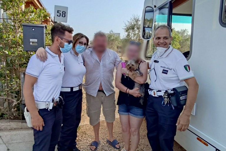 La coppia con la polizia locale e il loro cane