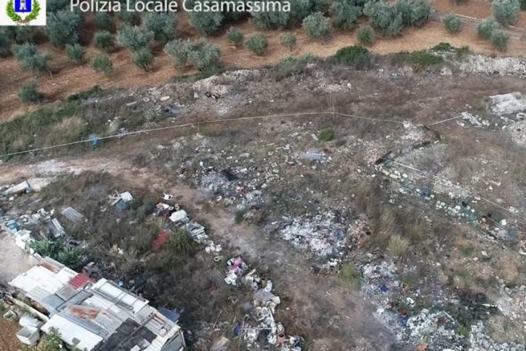 La discarica nelle immagini della polizia locale di Casamassima