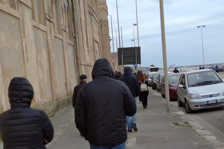 La gente in fila per la vaccinazione