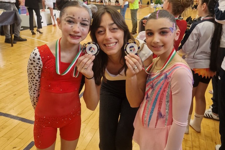 A Bari piccoli talenti crescono: sette bambine sul podio al campionato di spirale aerea
