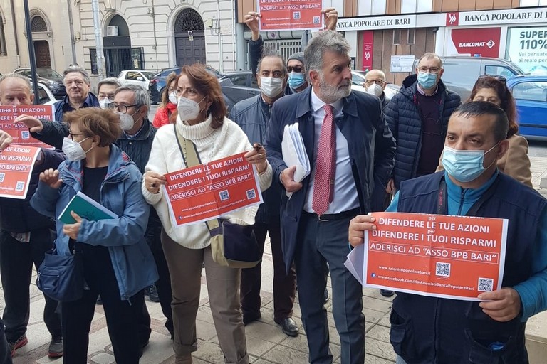 La manifestazione alla Banca Popolare di Bari