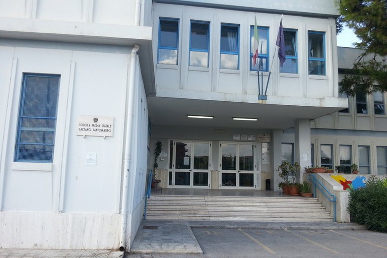 La scuola media Santomauro a Bari