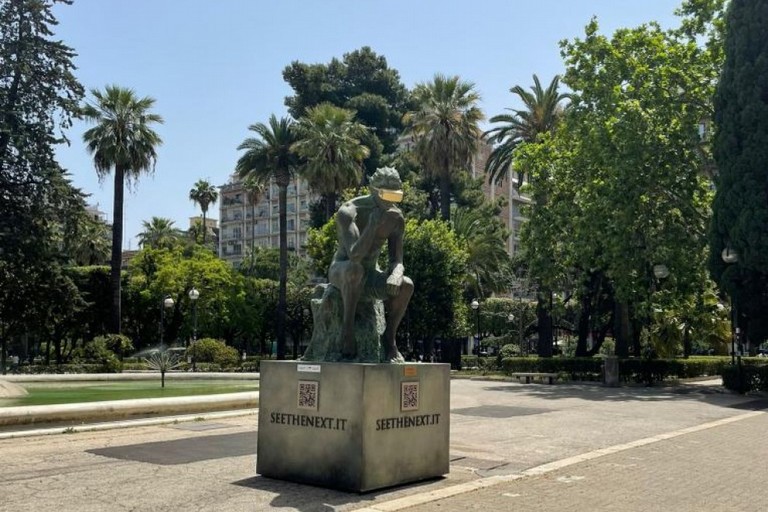 La statua in piazza Umberto