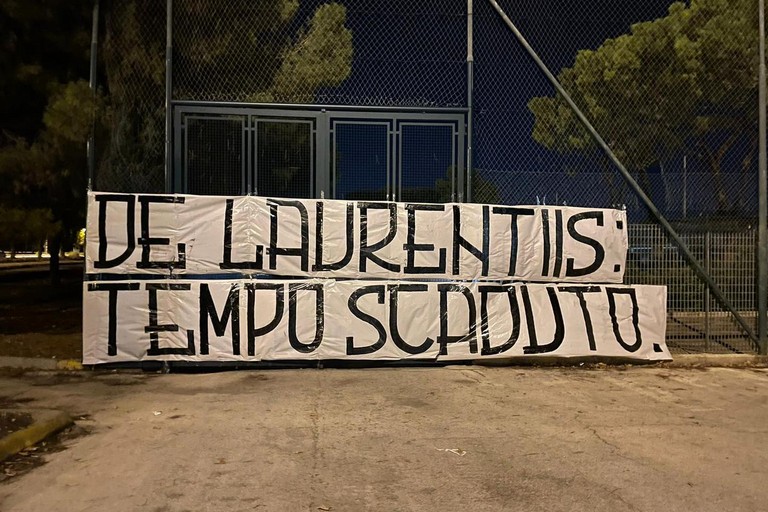 Lo striscione contro il presidente