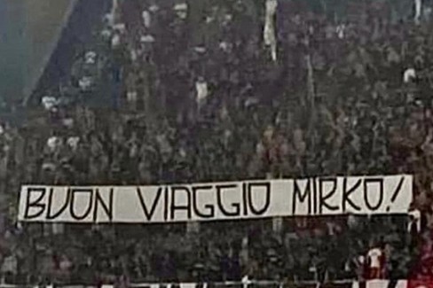 Lo striscione dedicato al tifoso