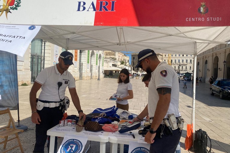 Lotta alla contraffazione con Polizia locale e Indicam. <span>Foto Rosanna Luise</span>