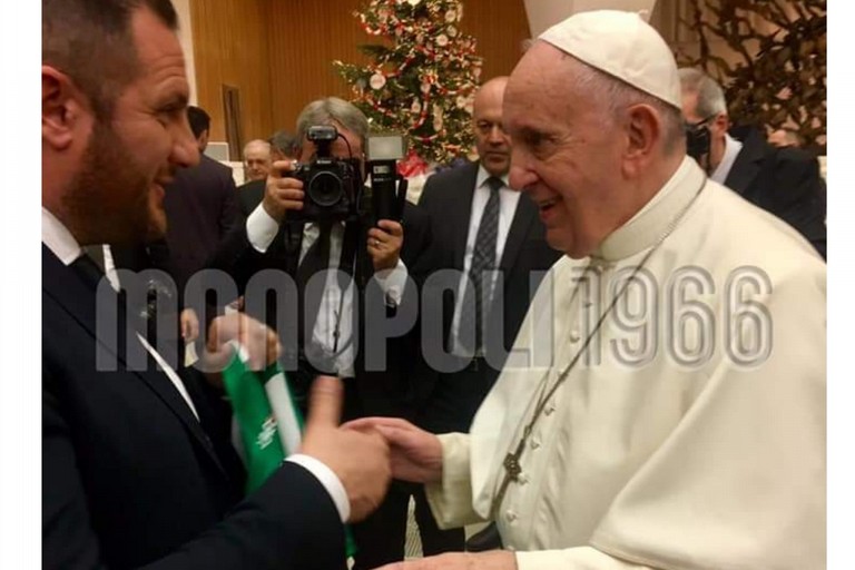 a papa francesco la maglia del monopoli