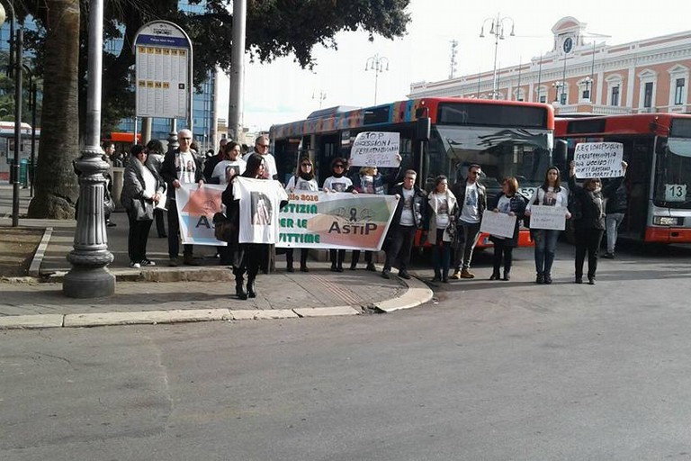 La manifestazione in piazza Moro di Astip