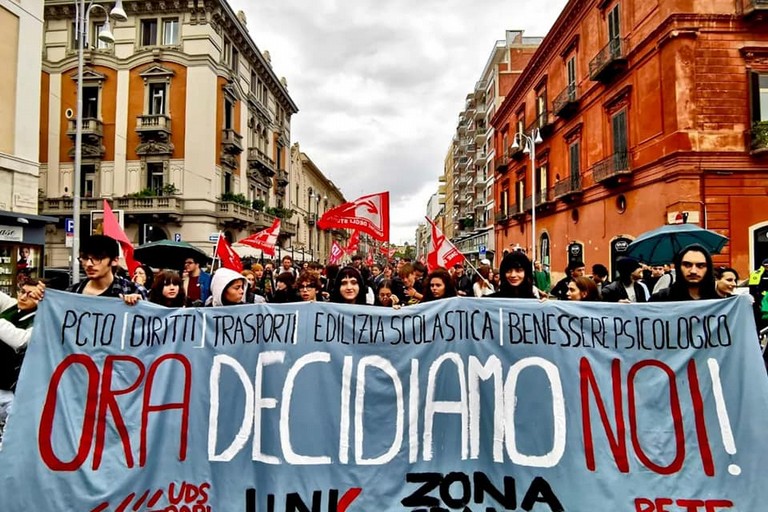 manifestazione studenti bari