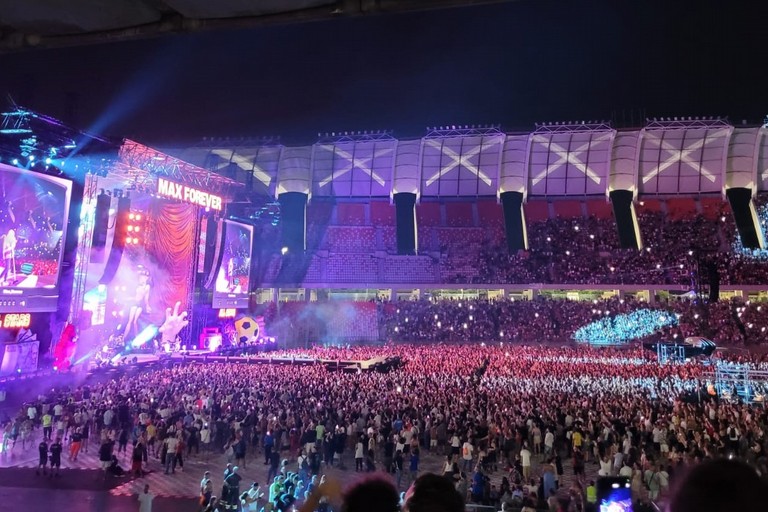 Lo stadio San Nicola abbraccia Max Pezzali