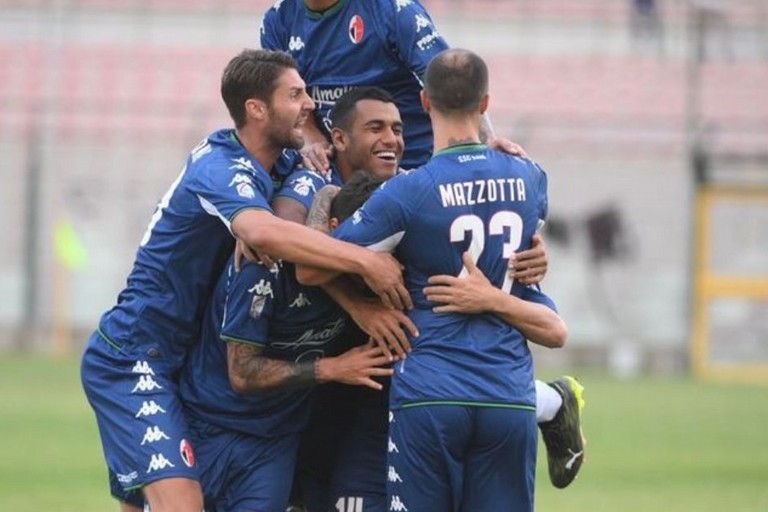 6^ giornata - Segnali da grande squadra... Messina-Bari-0-2: commenti e pagelle  Messina_bari_(3)j