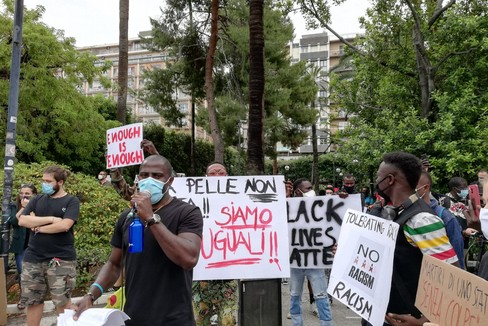 A Bari la manifestazione contro il razzismo