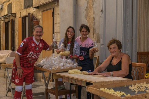 La Pink Bari presenta le maglie nella città vecchia