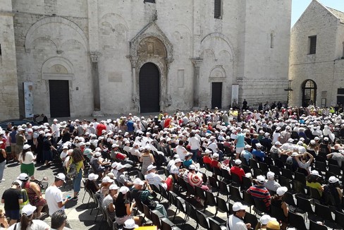 I fedeli di San Nicola in Basilica per il Papa