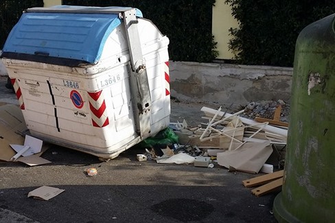Distesa di rifiuti in viale Pasteur