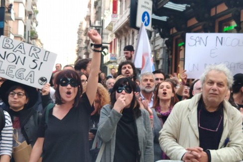 La manifestazione contro Salvini a Bari