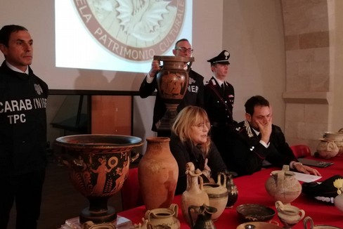 Vendita online di reperti archeologici, maxi operazione dei carabinieri