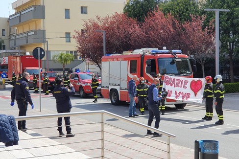 L'omaggio dei vigili del fuoco al policlinico di Bari