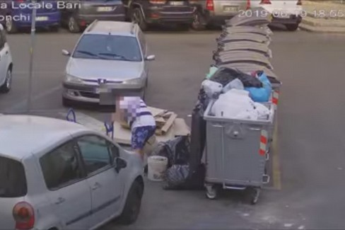 Sporcaccioni beccati dalle fototrappole a Bari vecchia