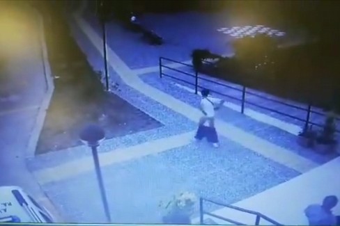 Si cala i pantaloni in pubblico ad Adelfia