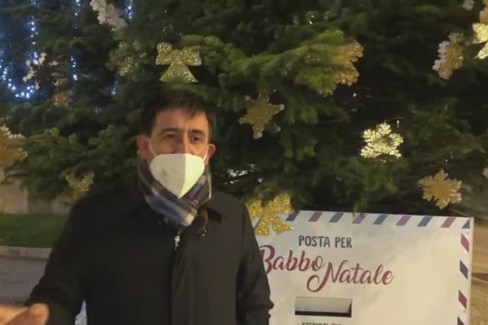 L'albero di Natale con la cassetta della posta per i bambini a Gravina