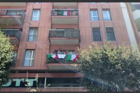 Sui balconi di Bari si canta  "Bella Ciao "