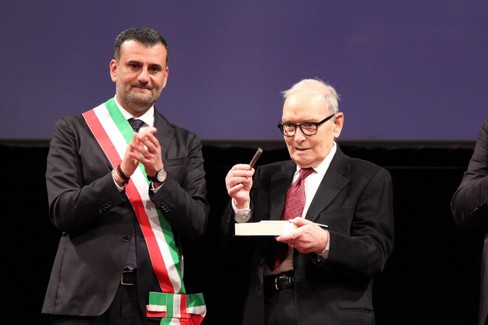 Morricone riceve le chiavi della città di Bari al Bif&st