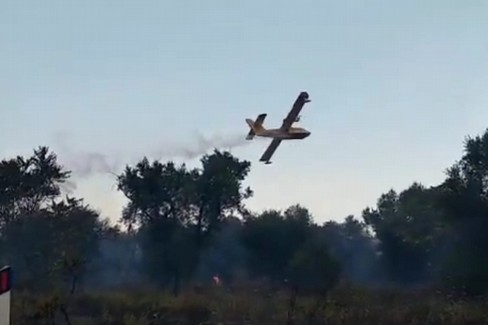 Incendio a Lama Balice, Canadair in azione