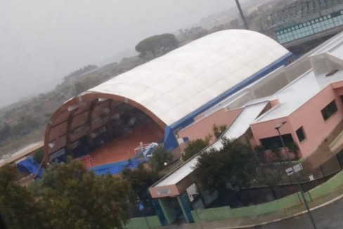 La tensostruttura di Castellana sferzata da pioggia e vento