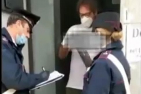 I carabinieri consegnano tablet agli studenti