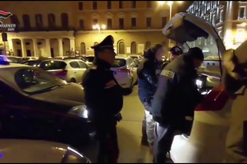 I controlli dei carabinieri nel centro di Bari