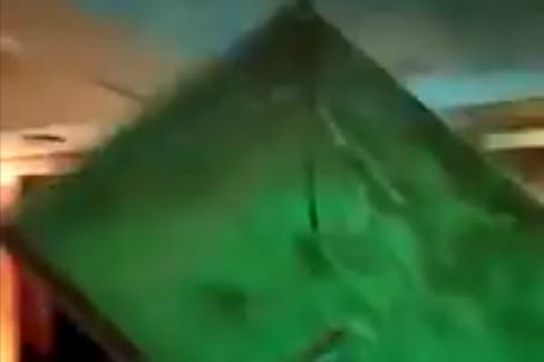 Il momento del crollo del controsoffitto durante il veglione all'Excelsior