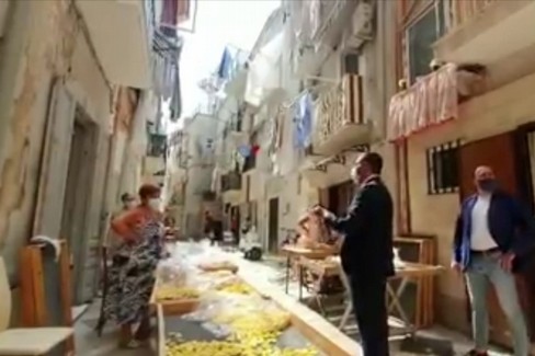 Il "blitz " di Decaro a Bari vecchia: «Covid? Facciamo attenzione»