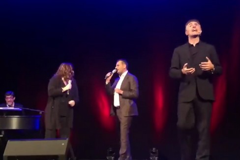 Decaro canta  "Filomena cozza depurata " con Toti e Tata sul palco del Piccinni