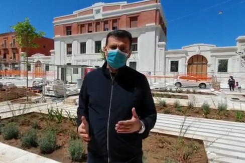 Il sopralluogo di Decaro in piazza Disfida di Barletta